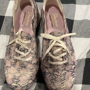 Light weight very comfortable sneakers worn once